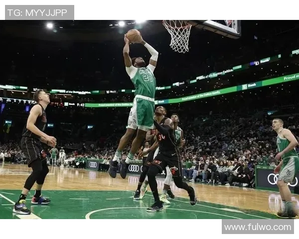 雷霆与凯尔特人精彩对决瞬间回顾及赛场氛围解析